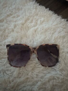 Stylish Women's Tortoiseshell Sunglasses - Cream/Brown Lenses